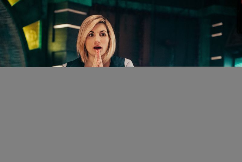 Jodie Whittaker tohtorina seisomassa kämmenet yhteen painettuina ja shokki naamallaan