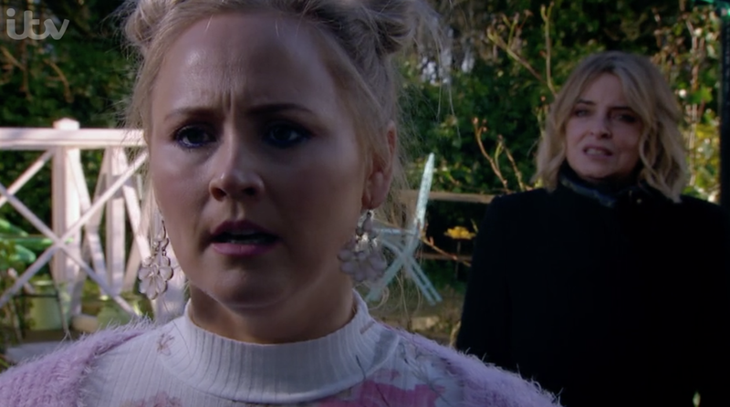 Hyväntekeväisyys. Vanessa ja Tracy Emmerdale ITV:ssä