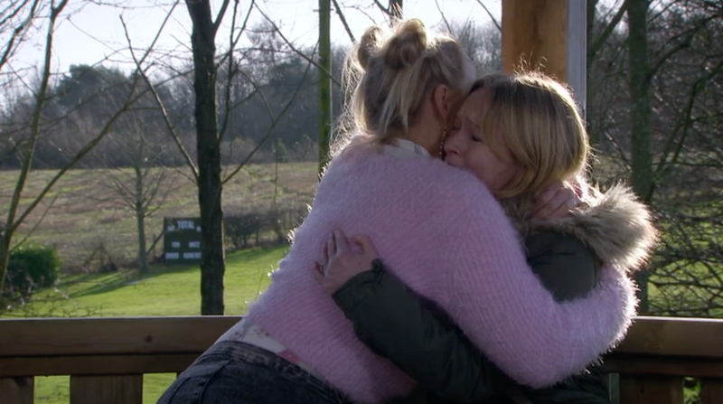 Hyväntekeväisyys. Vanessa ja Tracy Emmerdale ITV:ssä