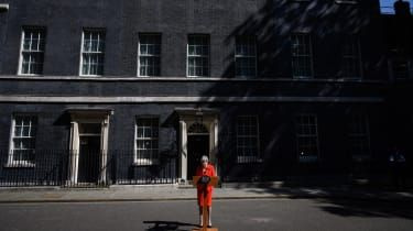 Theresa May odstúpi: čo bude ďalej?