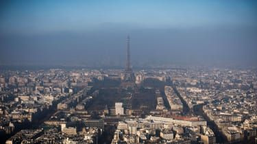 Nad Parížom visí vrstva znečistenia