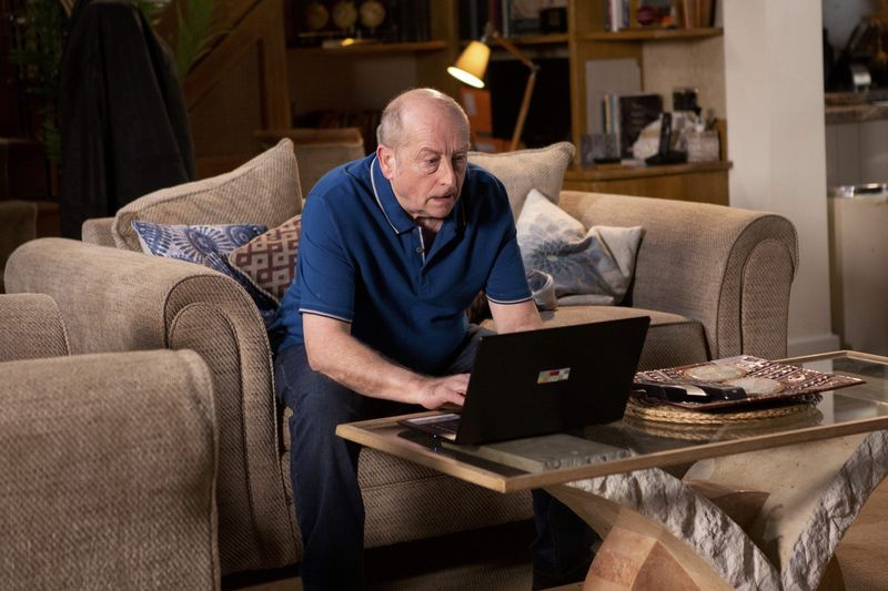 Coronation Street-spoilere: Geoff Metcalfe besøker Yasmeen i fengselet?