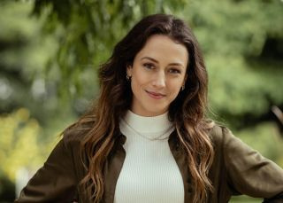 Isabella Giovinazzo, la nouvelle venue des 'Voisins', parle du NOUVEAU choc polyamoureux