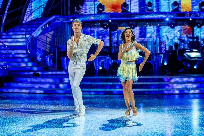HRVY in Janette stojita drug ob drugem in izvajata svojo Strictly salso