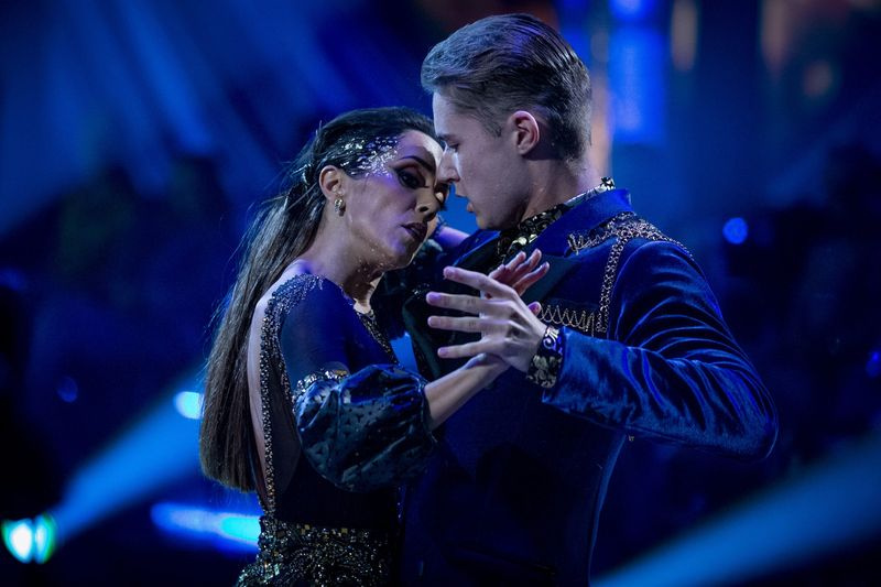 HRVY in Janette Manrara izvajata tango v tesnem oprijemu