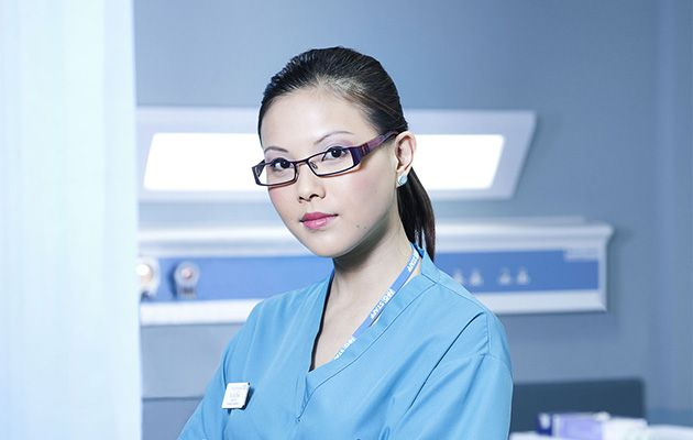 Ideālistiska Lilija, kad viņa pirmo reizi pievienojās Holby ED