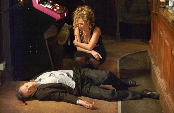 Leslie Grantham ca Den Tracy-Ann Oberman ca Chrissie Den este ucisă.jpg