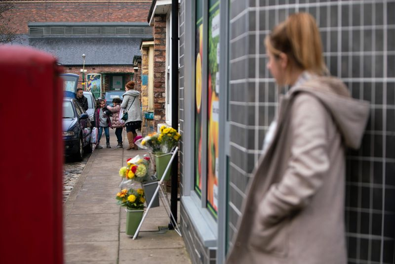 Coronation Streetin spoilerit: Jade Rowan katselee Stapesin karkaavan kadulta