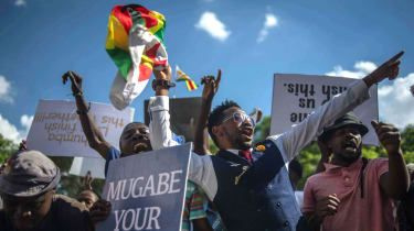 Obyvatelia Zimbabwe vychádzajú do ulíc, aby oslávili prevrat