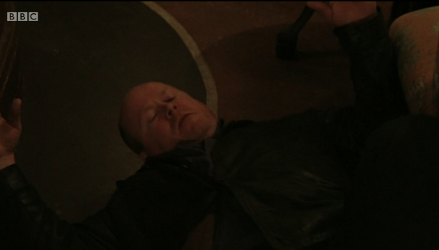 Phil Mitchell op de vloer van The Vic na te zijn geslagen door Dennis in EastEnders