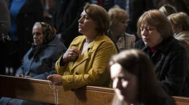 Вярата в Бог пада след тежка година