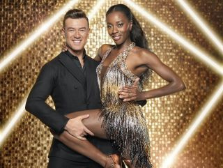 La star de 'Strictly' AJ Odudu sera remplacée par l'ancienne actrice de 'EastEnders' Maisie Smith pour la tournée