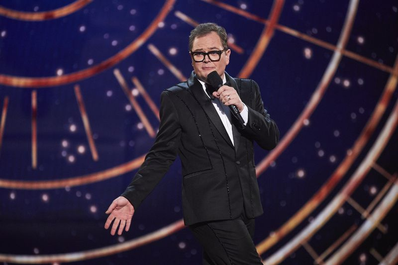 TV i kveld er Alan Carr som vert.