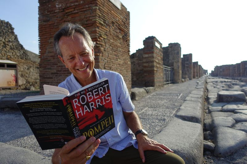 TV Tonight Ο Richard E Grant βρίσκεται στην Ιταλία, ακολουθώντας τα βήματα μερικών από τους αγαπημένους του συγγραφείς.
