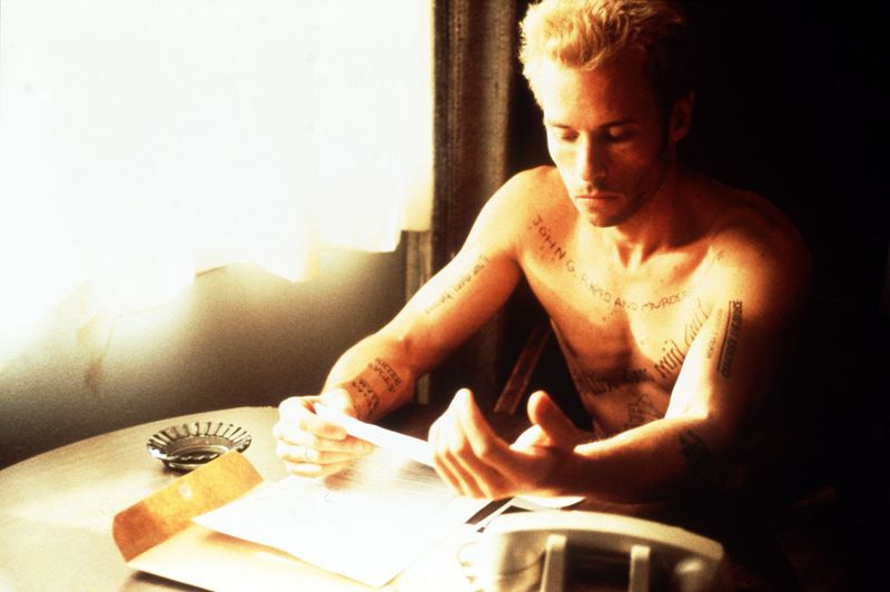 TV šį vakarą Guy Pearce kaip Leonardas.