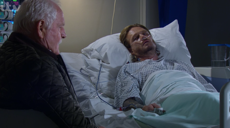 David Metcalfe en la cama de un hospital en Emmerdale