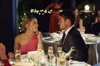 Starul din „Home and Away” Nicholas Cartwright tachinează teroarea de Anul Nou pentru Cash și Jasmine!
