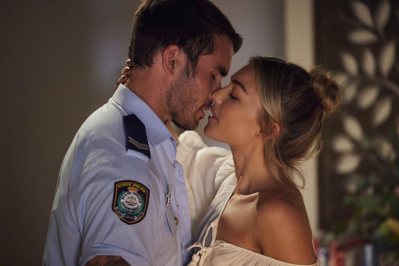 Cash Newman o sărută pe Jasmine Delaney în Home and Away