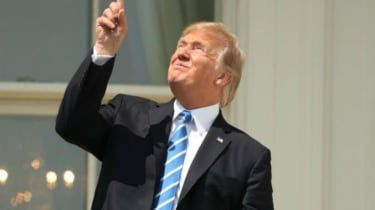 Internett bryter ut når Trump ser direkte inn i solen