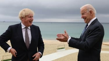 Boris Johnson a Joe Biden na nábreží v Cornwalle