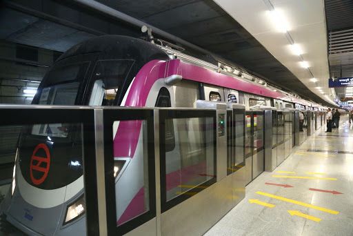 Metro, joka yhdistää Magenta Linen terminaalin 1 aseman lähtö- ja saapumisterminaaleihin: