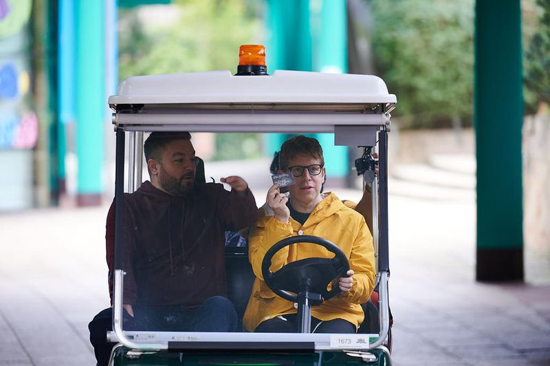 Stasera in TV Alex e Josh hanno lasciato che il passeggino si prendesse cura della tensione