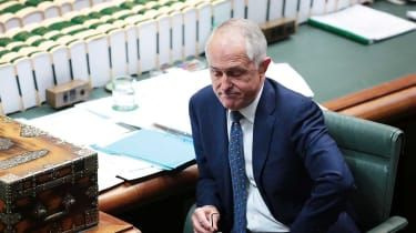 Austrālijas premjerministrs Malkolms Tērnbuls iedeva pirkstu pēc piespiešanas pie stieņa