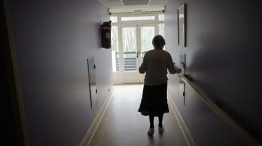 Μπορεί πραγματικά το Αλτσχάιμερ να μεταδοθεί από άτομο σε άτομο;