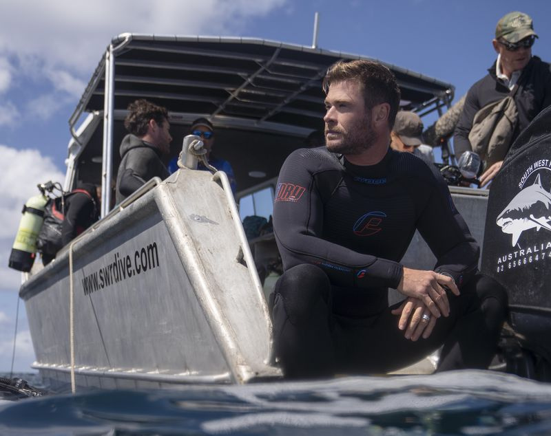 TV vanavond Chris Hemsworth op een boot