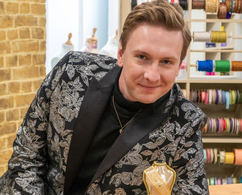TV täna õhtul Suur Briti õmblusmesilane saatejuht Joe Lycett