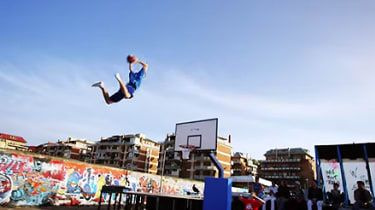 Virale videoer med 5by: Bedste freestyle dunks og far-pranks