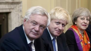 Minister pre brexit David Davis, minister zahraničných vecí Boris Johnson a Theresa Mayová