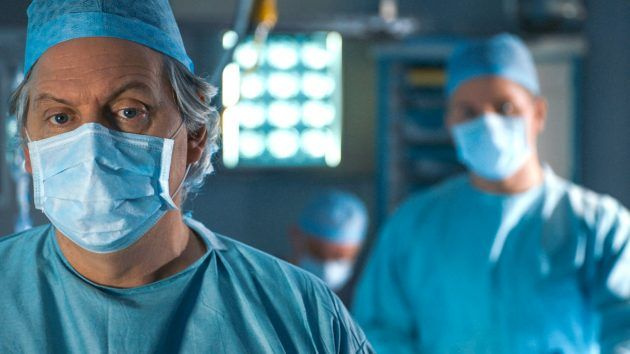 Το Holby City Dom και η Sacha σε πόλεμο