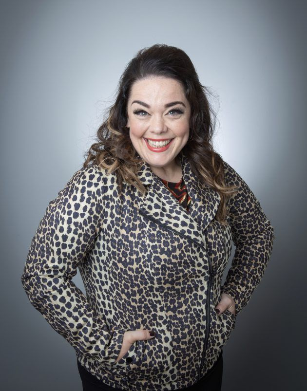 Lisa Riley nei panni della spumeggiante barista Mandy Dingle, orgogliosa proprietaria di nove posticci