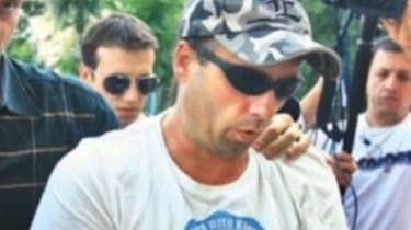 Superhaker „Guccifer” trzymany i nazwany Marcelem Lazarem Lehelem