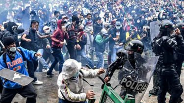 Colombia bryder ud i vold under pandemiske protester mod skattestigninger