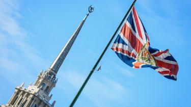 Union jack zburând deasupra ambasadei Marii Britanii la Moscova
