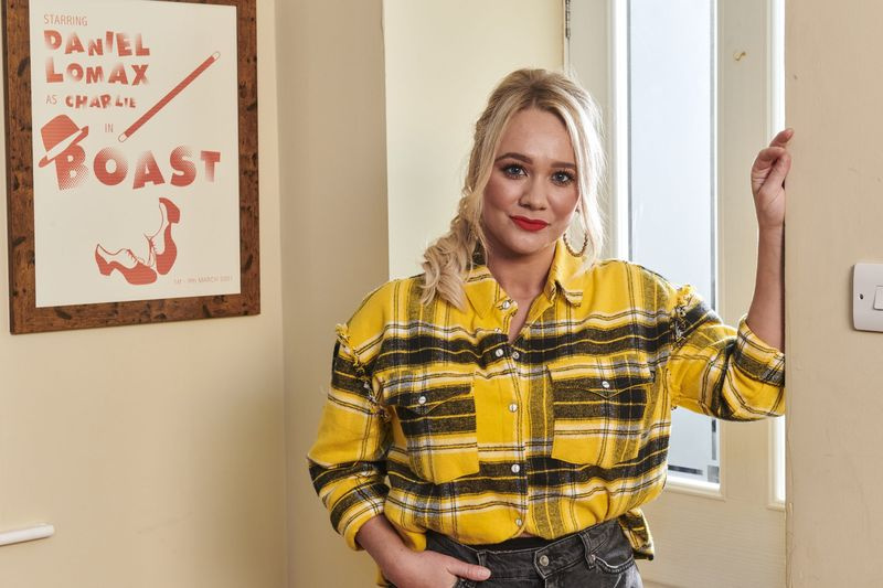 Leela Lomax spelad av Kirsty Leigh Porter