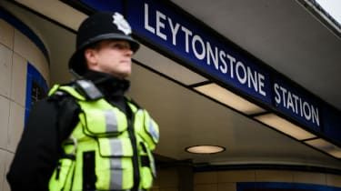 Napad Leytonstone Tube: 'pristaš IS' dobi dosmrtno zaporno kazen