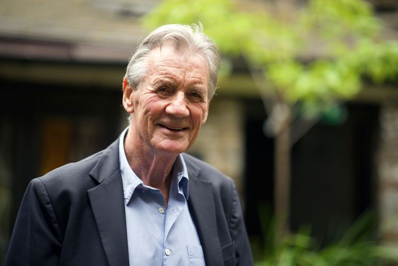 Ο Michael Palin χαμογελά για τον Michael Palin