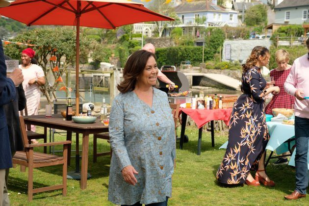 Maggie Cole (Dawn French) hoiab käes piinavat grilli