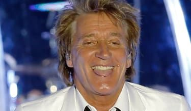 Den britiske rocke- og popsangeren Rod Stewart opptrer på scenen 6. juli 2013 i Monaco. AFP PHOTO / VALERY HACHE (Fotokreditt bør lese VALERY HACHE/AFP/Getty Images)