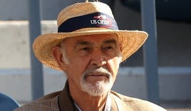 NEW YORK, NY – 10. SEPTEMBER: Skuespiller Sean Connery ser på mennene