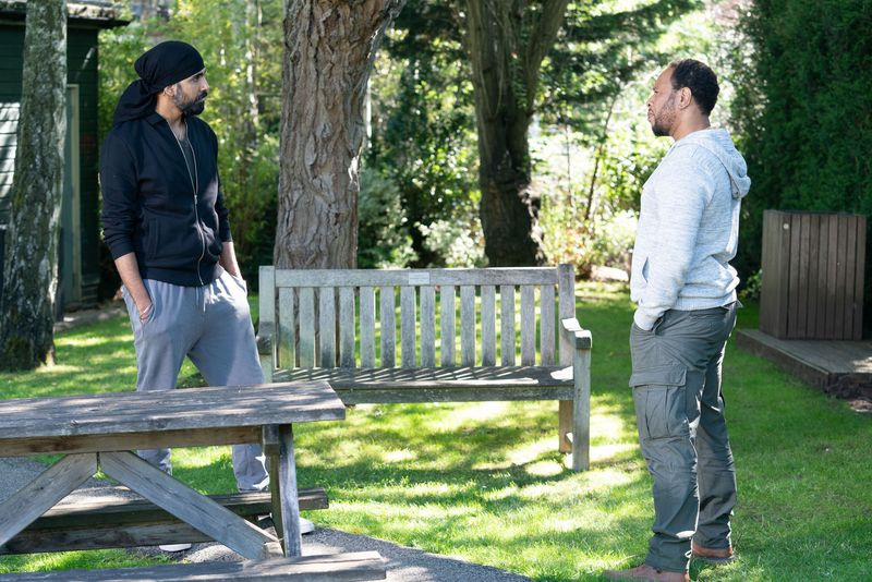 Kheerat erzählt Mitch Baker, dass Chantelle mit Gray in EastEnders unzufrieden war