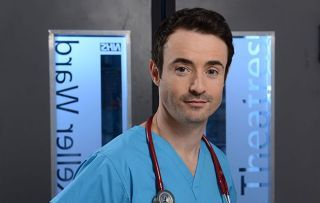 Holby City-stjernen Joe McFadden etter å ha blitt forvandlet til et spøkelse for Rafs retur!
