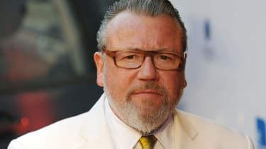 Ray Winstone zosmiešnil po hrozbe, že opustí Spojené kráľovstvo kvôli daniam