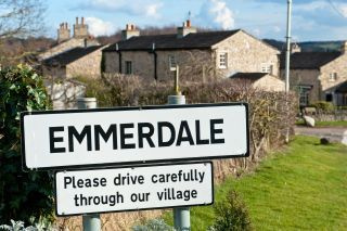 Que horas são 'Emmerdale' e 'Coronation Street' hoje à noite?