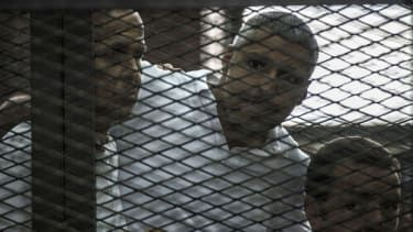 Novinári Peter Greste, Mohamed Fadel Fahmy a Egypťan Baher Mohamed počúvajú súd