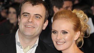 Vedeta „Sunt o celebritate”, Simon Gregson, dezvăluie cum l-a ajutat soția să scape de primele sale nefericite.