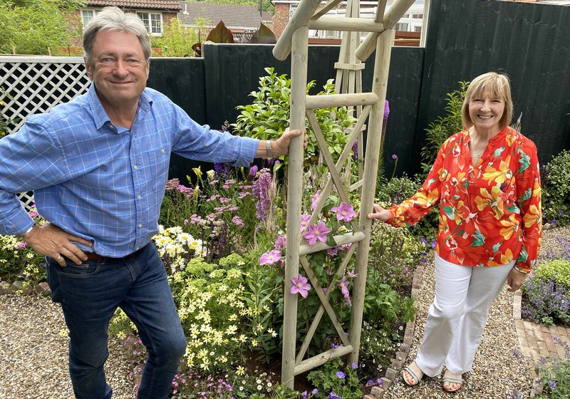 TV ikväll Alan Titchmarsh-värdar Love Your Cottage Garden.